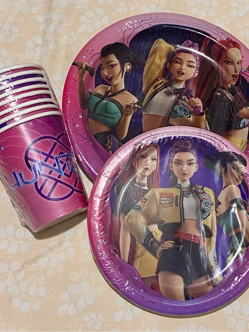 K-pop Demon Hunter Pink Character-Themed Paper Party Plates & Cups Set